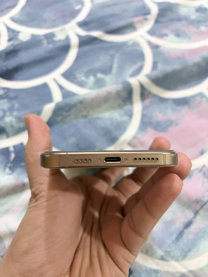 Apple iPhone 16 Pro Max 2