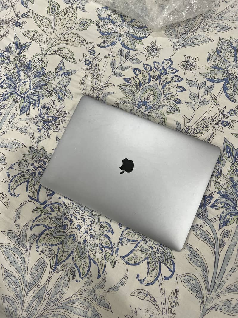 Apple macbook pro core i7 2016 model 4
