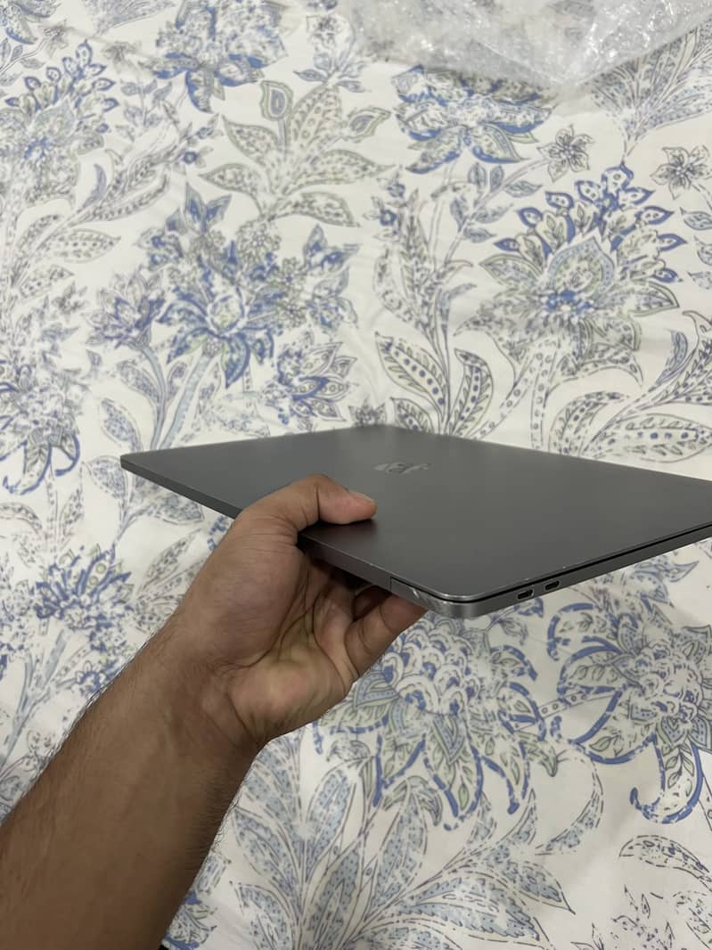 Apple macbook pro core i7 2016 model 7
