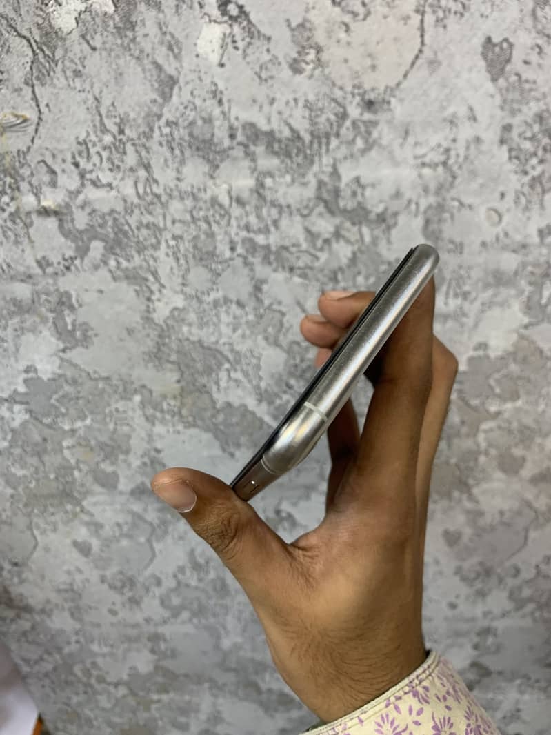 Apple iPhone 11 Pro Max 4