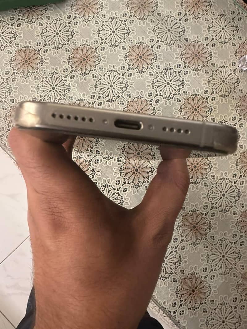 Apple iPhone 15 Pro Max 4