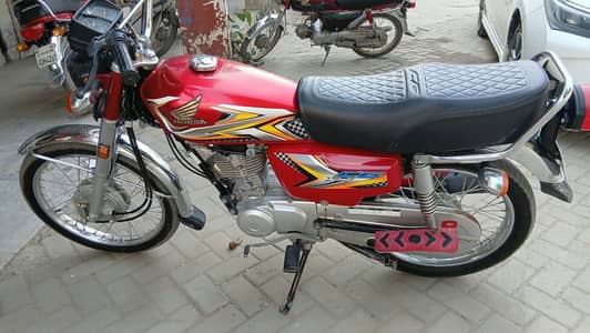 Honda 125 neat and clean condition no accident one handed used