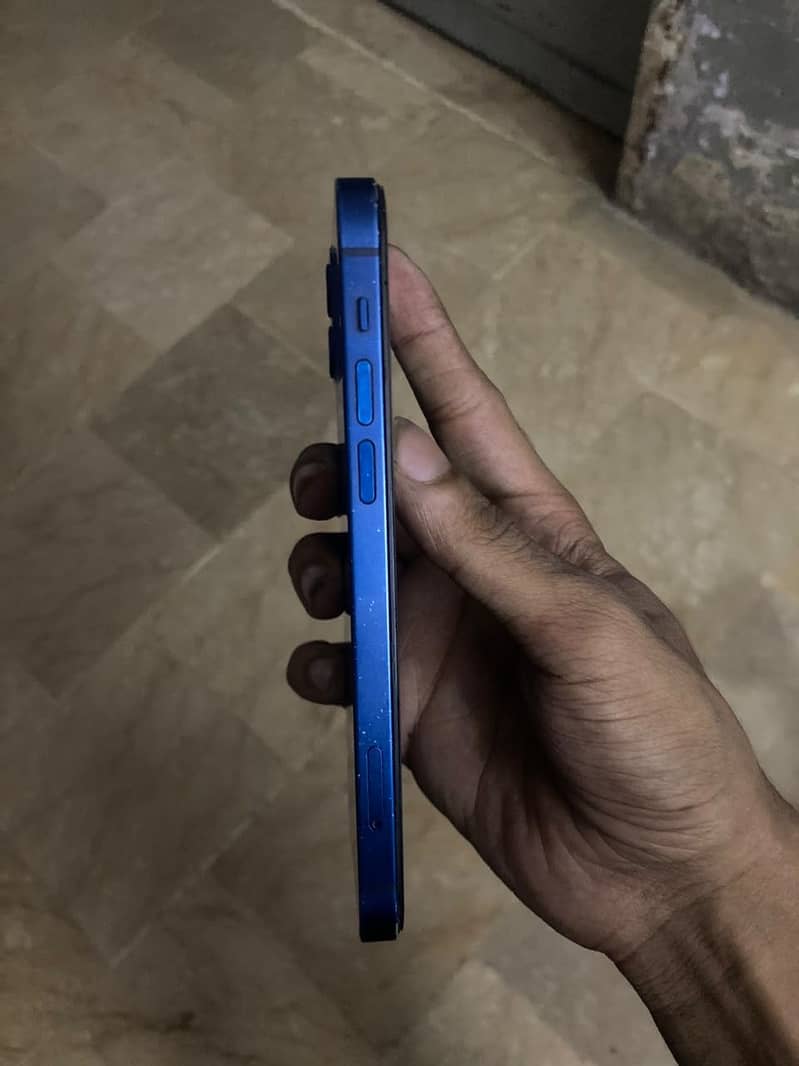 Apple iPhone 12 4
