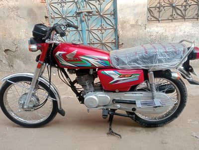 honda 125 2023 in lush condition.