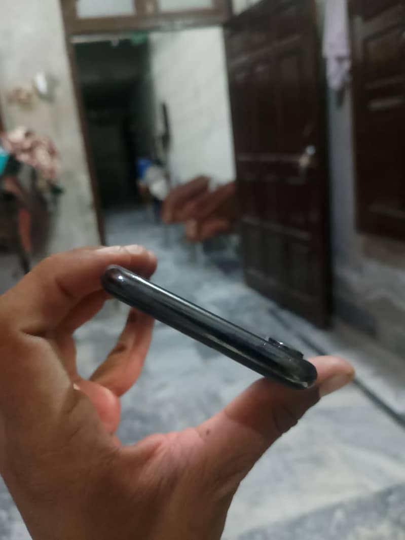 Apple iPhone X 4