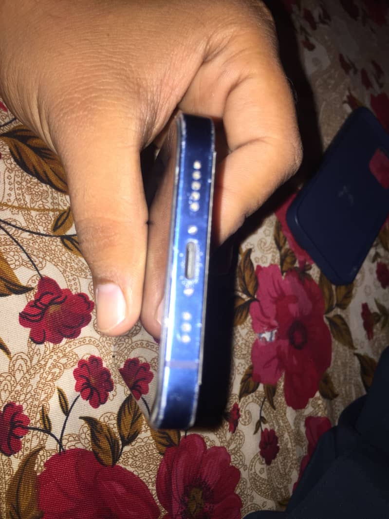 Apple iPhone 12 4