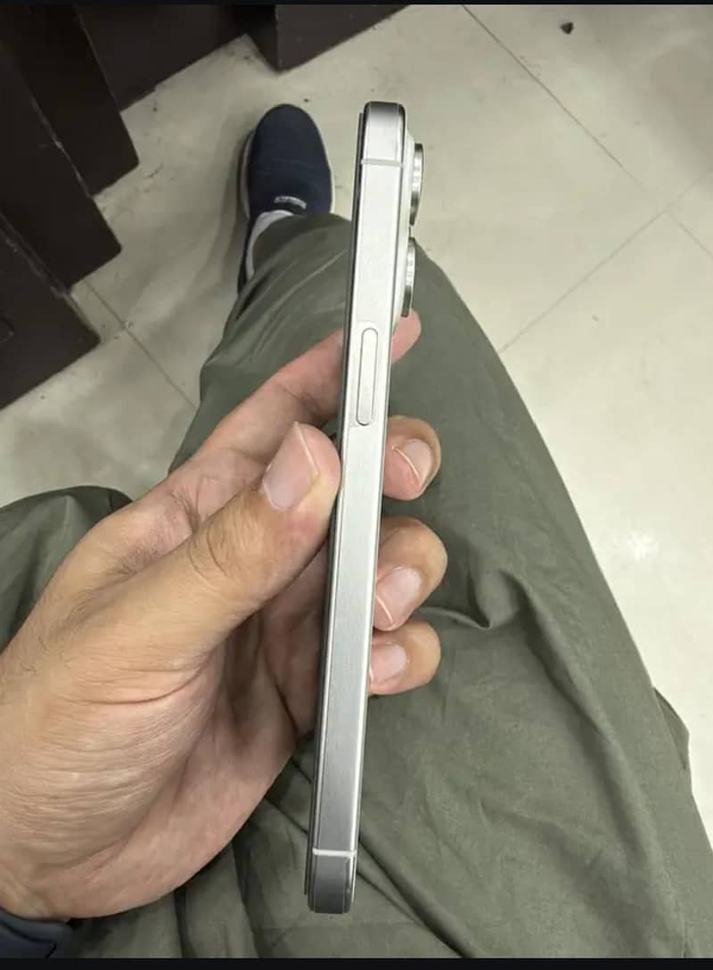 Apple iPhone 15 Pro Max 2