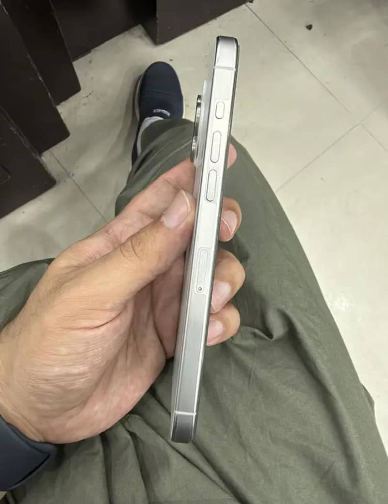 Apple iPhone 15 Pro Max 3
