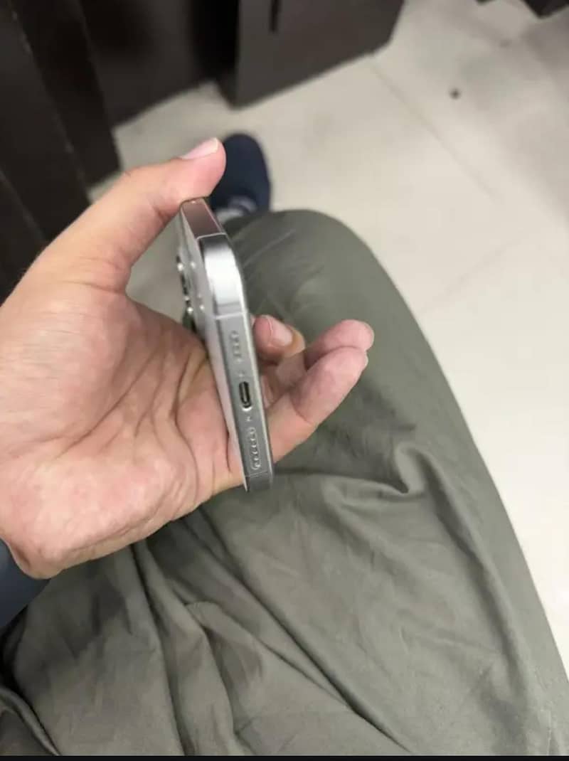 Apple iPhone 15 Pro Max 4