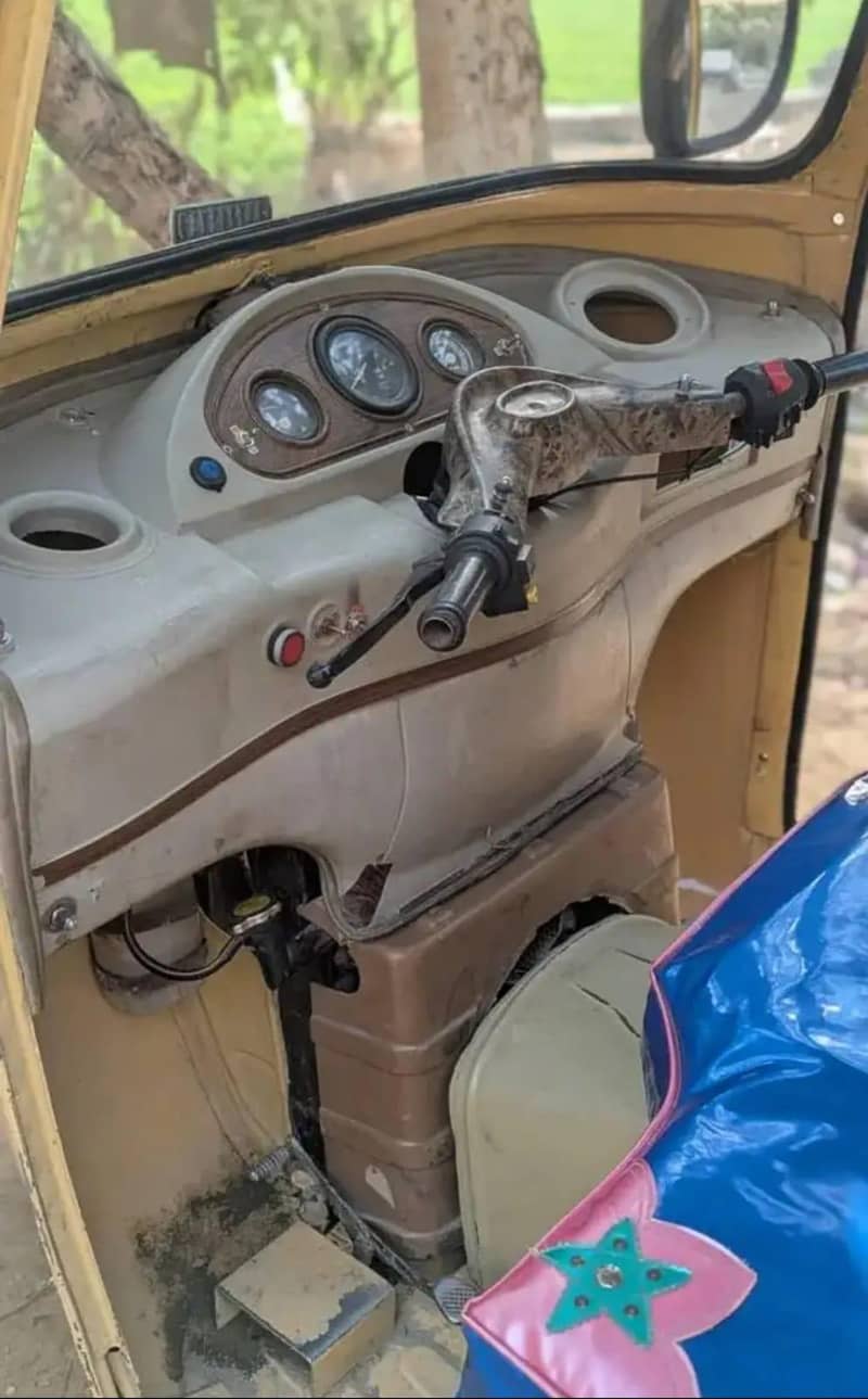 Tuktuk loader, school van 2