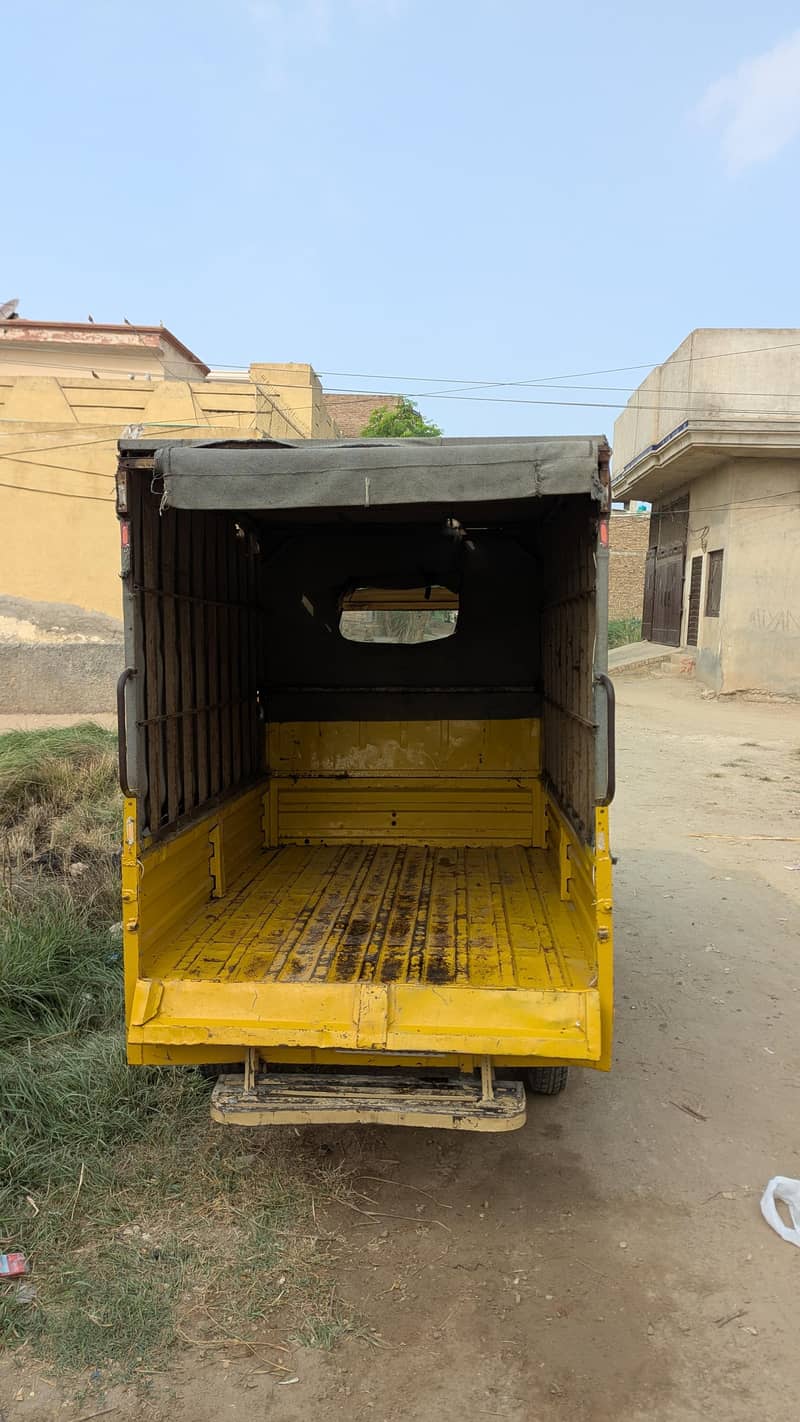 Tuktuk loader, school van 4