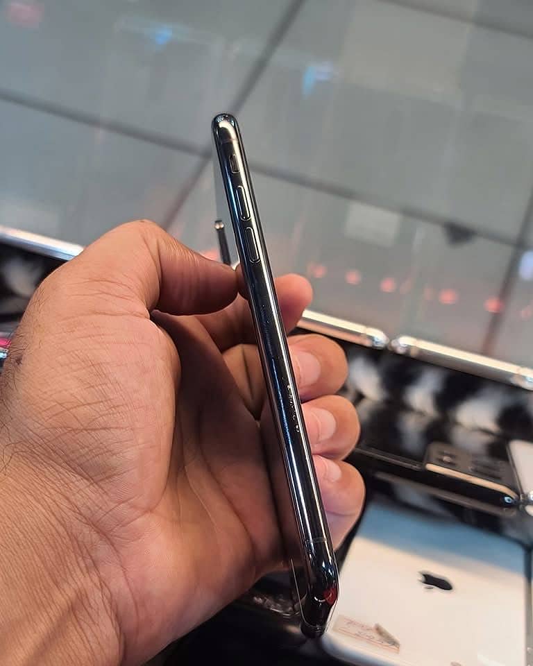 Apple iPhone XS 4
