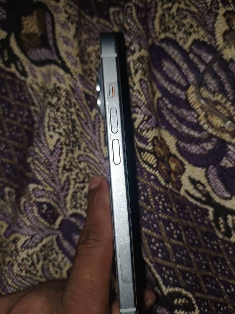 Apple iPhone 15 6