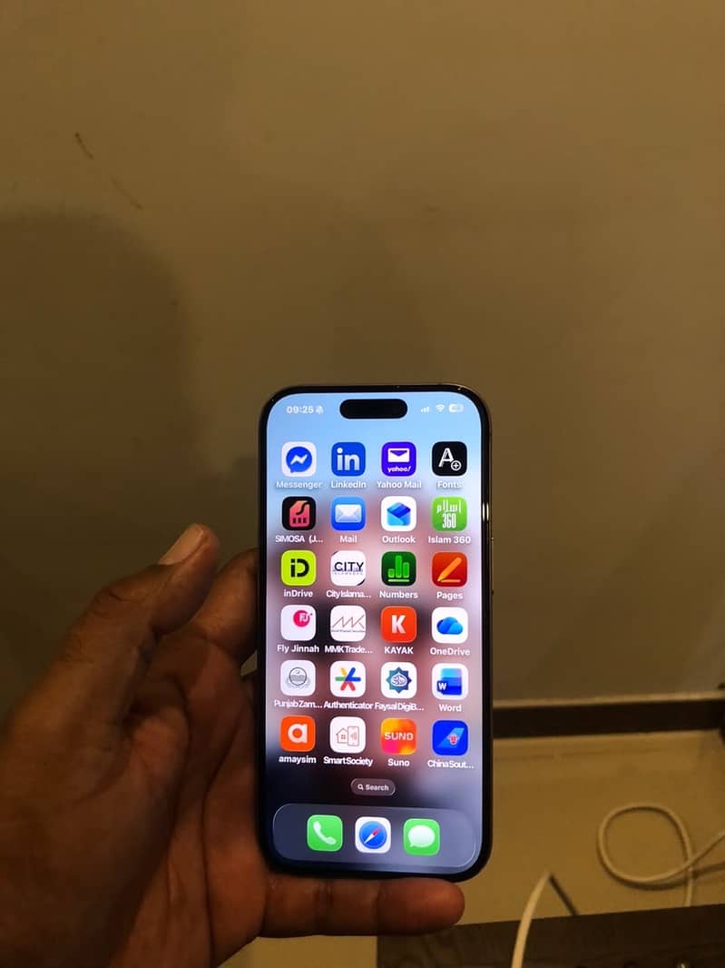 Apple iPhone 16 Pro 2