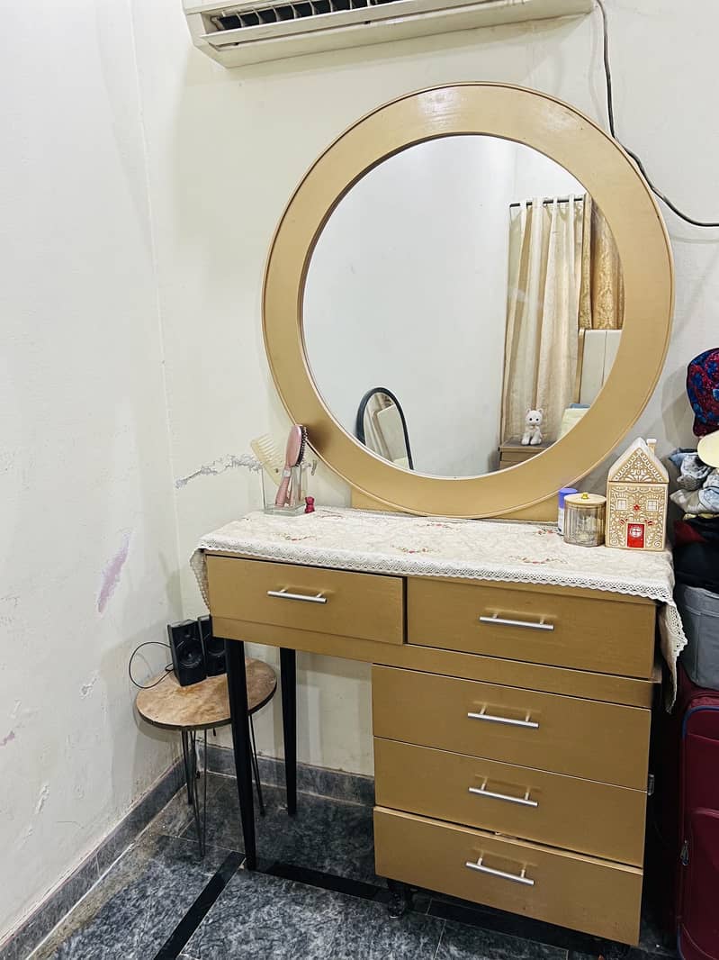 Bed with dressing table 0