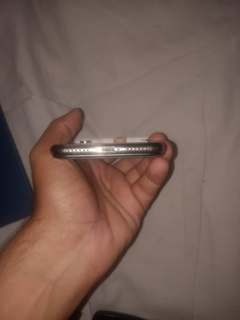 Apple iPhone X 4