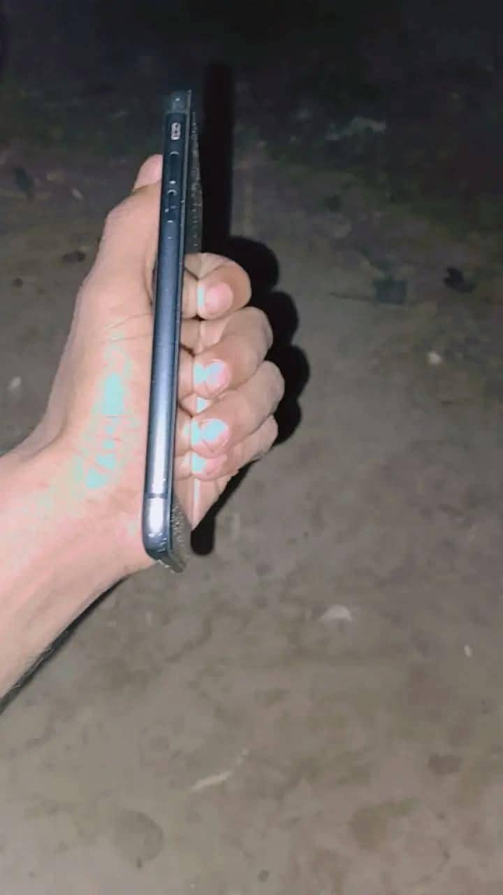 Apple iPhone 11 4