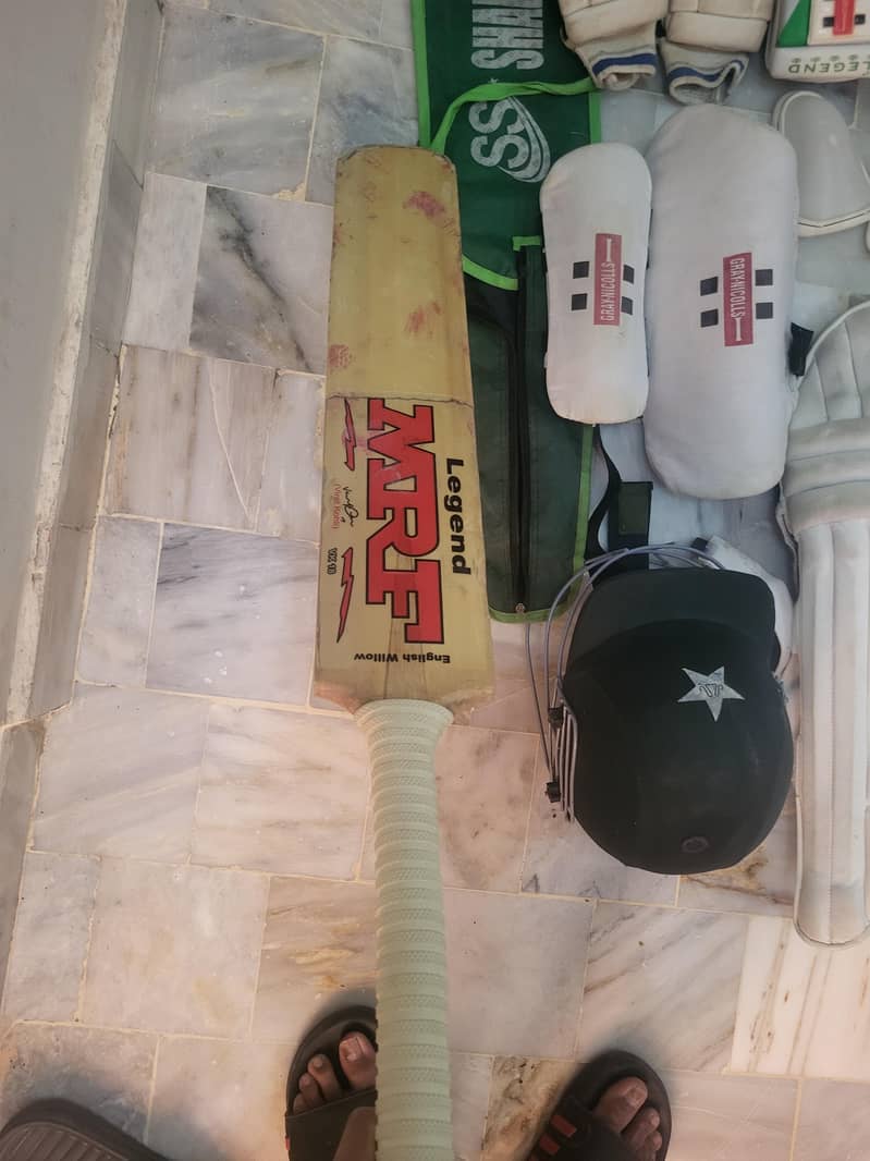 9/10 cricket kit. 1