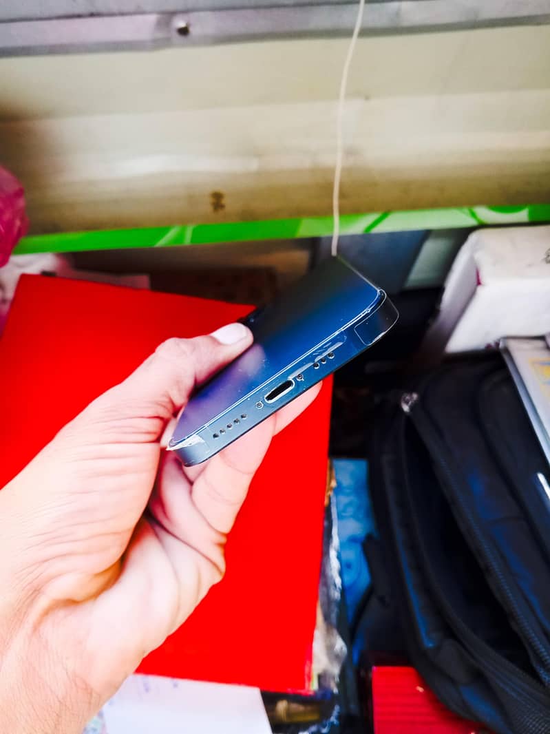 Apple iPhone 13 8