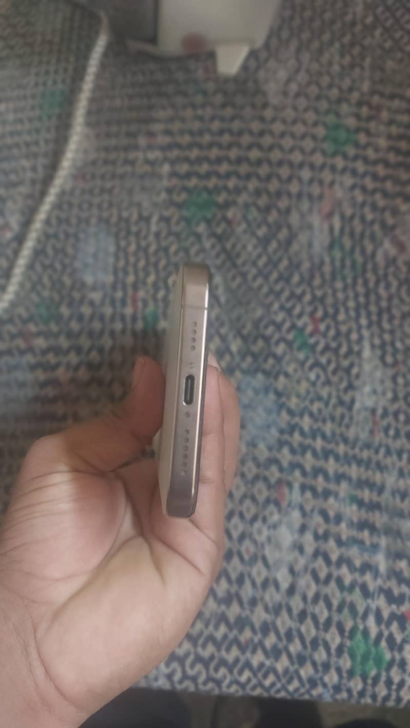 Apple iPhone 16 Pro Max 1