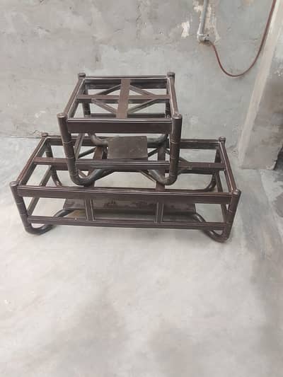sofa set aur sath mein teen table ek paratable do chhote table