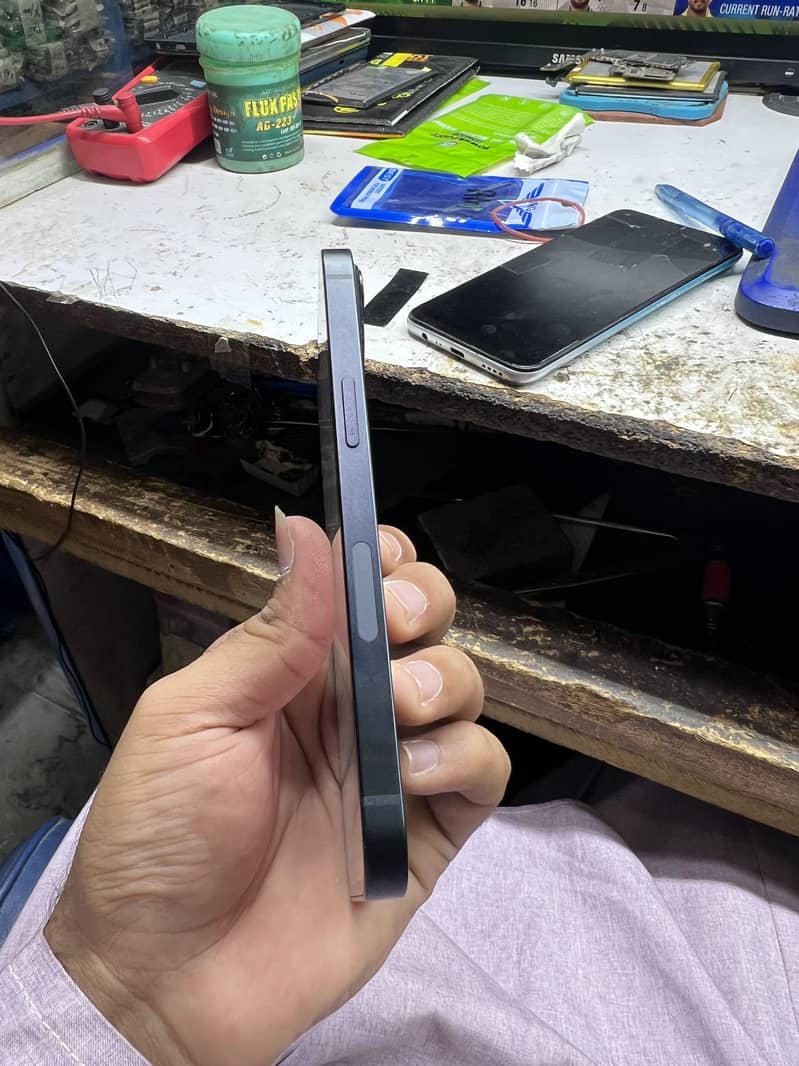 Apple iPhone 13 8