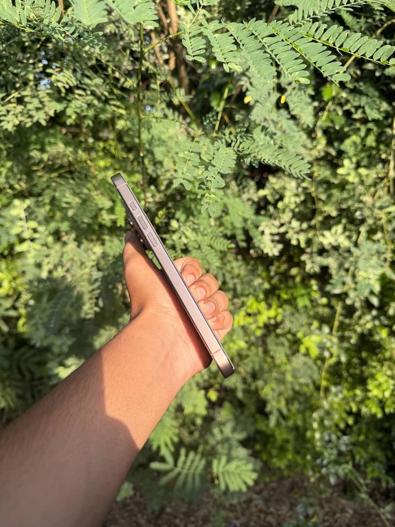Apple iPhone 16 Pro Max 4