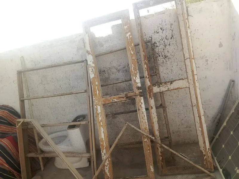 locked kabze b lagi h netdor 6 piece bara door kitchen pe b lag skta h