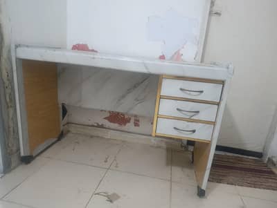 office computer table in very good condition