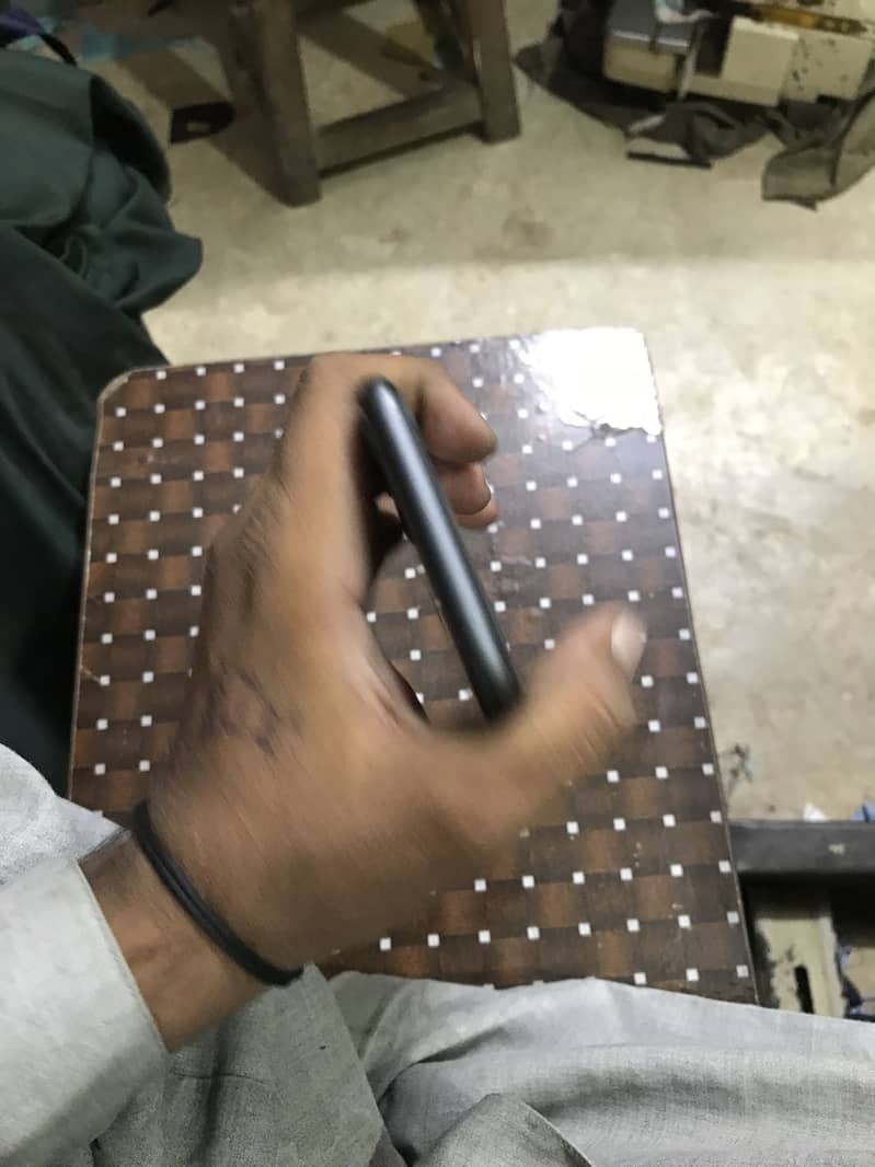 Apple iPhone 11 4