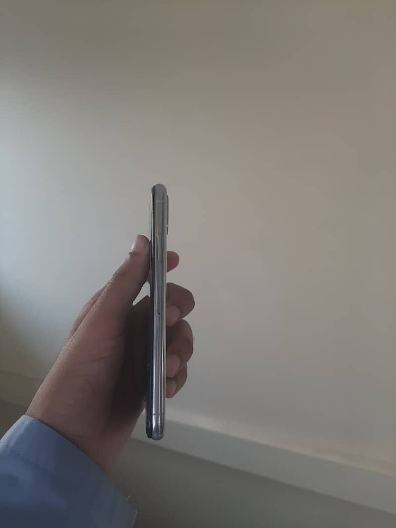 Apple iPhone X 4
