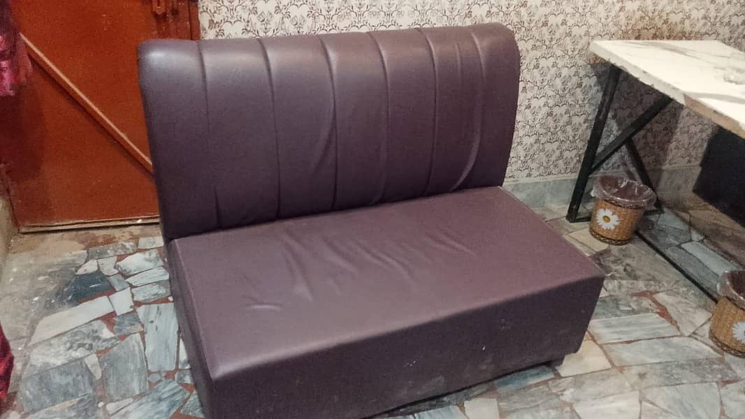 4 sofas or 3 table 0