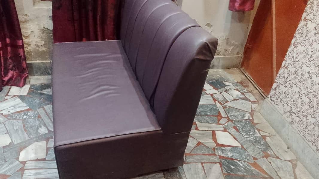 4 sofas or 3 table 2