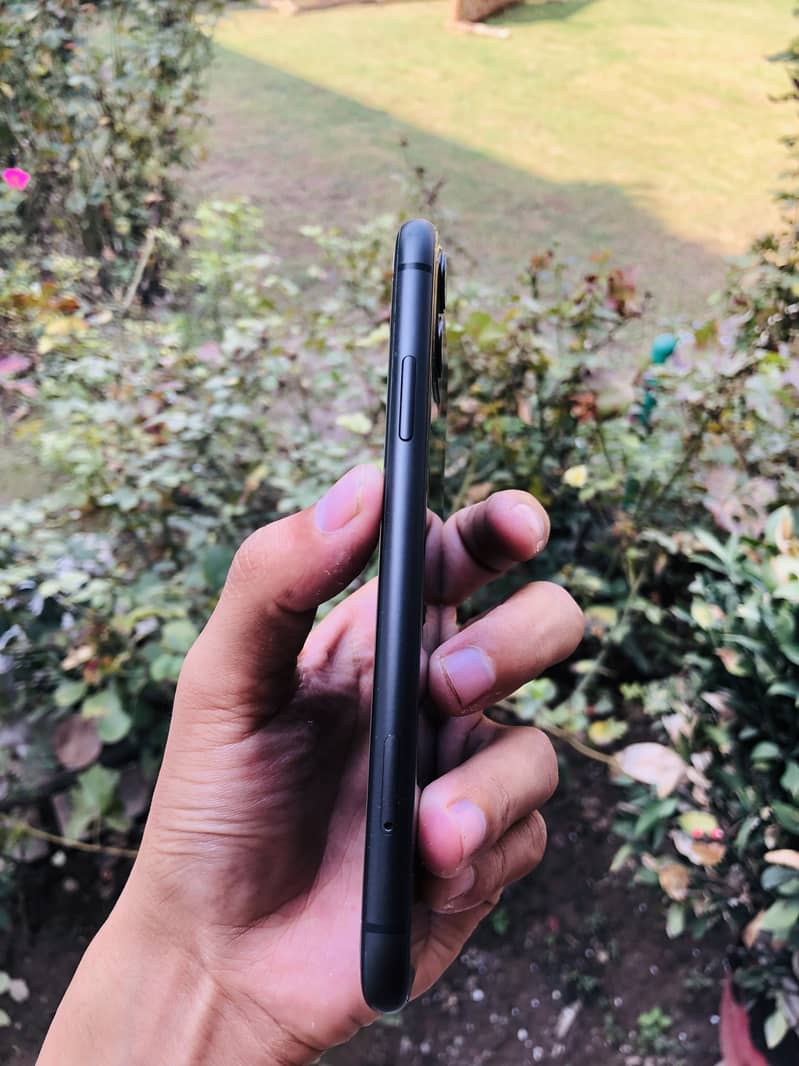 Apple iPhone 11 4
