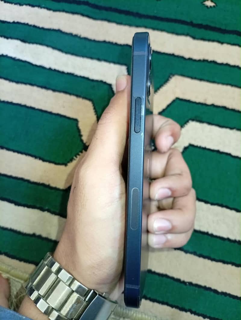 Apple iPhone 12 4