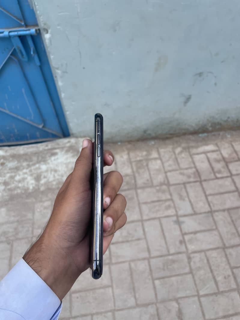 Apple iPhone XS Max 3