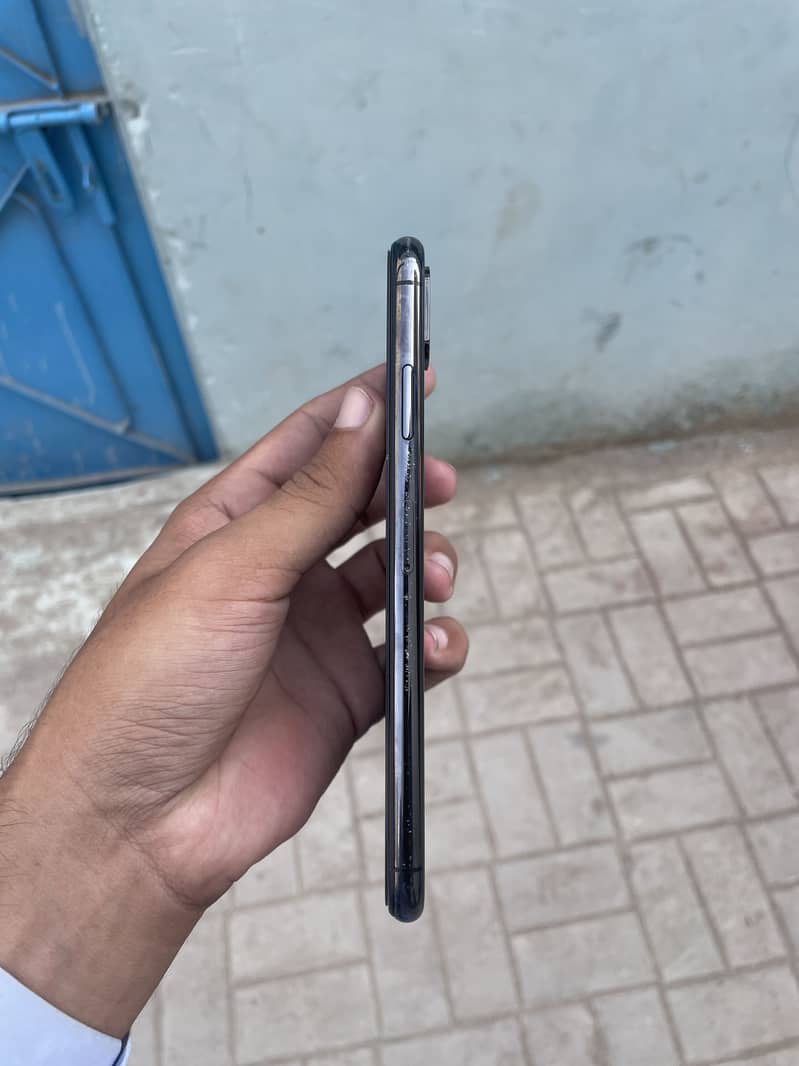 Apple iPhone XS Max 4