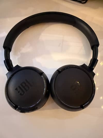 JBL 520BT Just 1 time charge on ear wireless headphones. 10/10