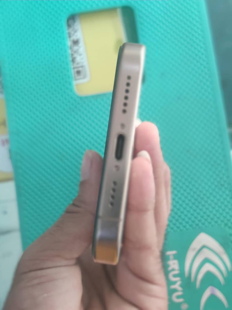 Apple iPhone 16 Pro Max 4
