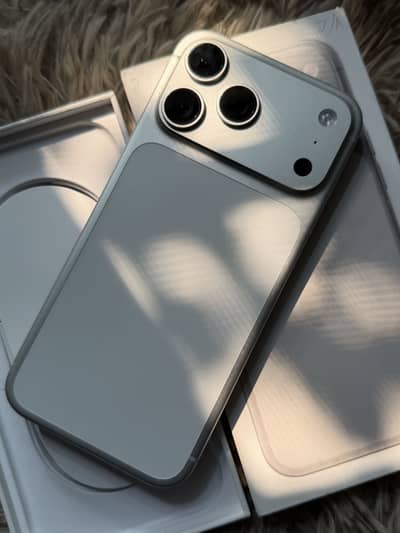 Apple iPhone 17 Pro Max silver , 256gb non pta, 10/10 condition
