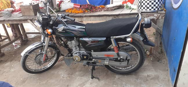 Honda 125 cc 2023 model  10/09 condition hy . full mazy Wali Bike .