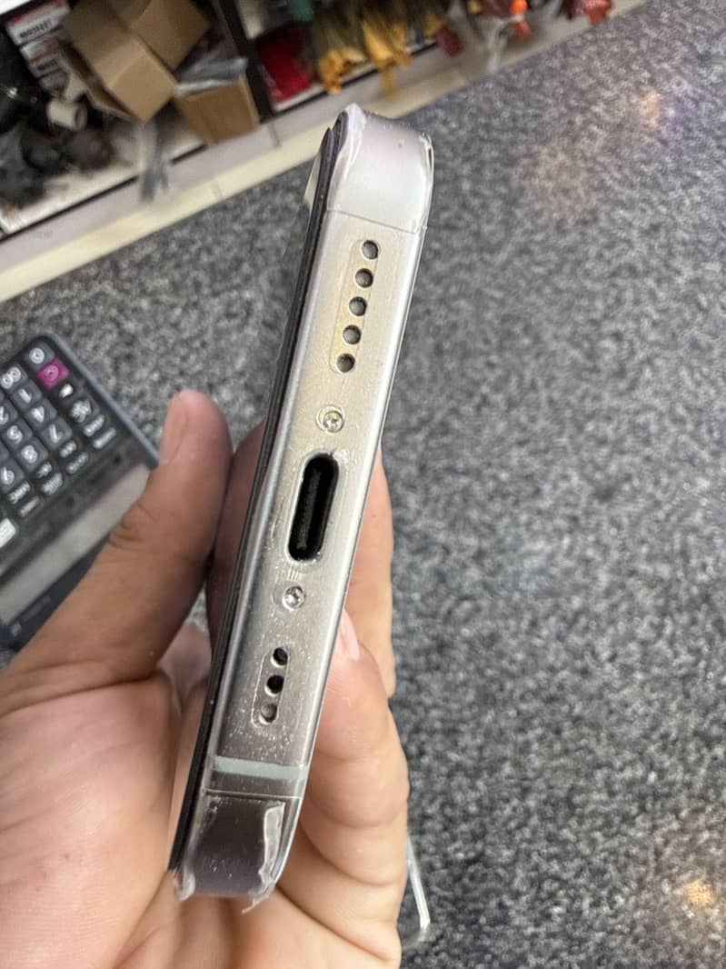 Apple iPhone 16 Pro 2