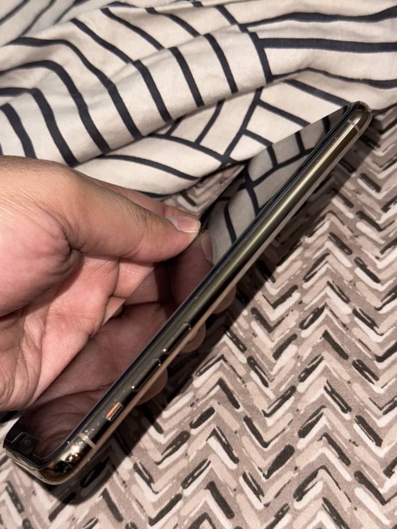 Apple iPhone 11 Pro Max 7