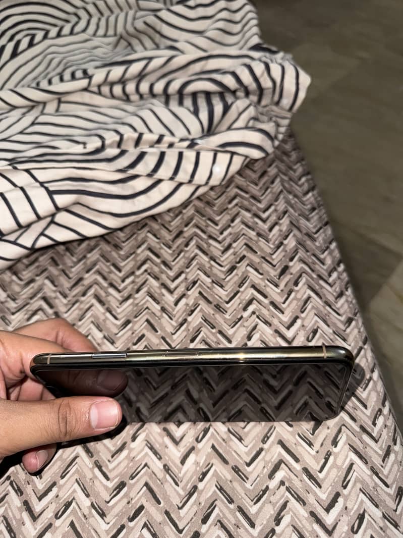 Apple iPhone 11 Pro Max 8