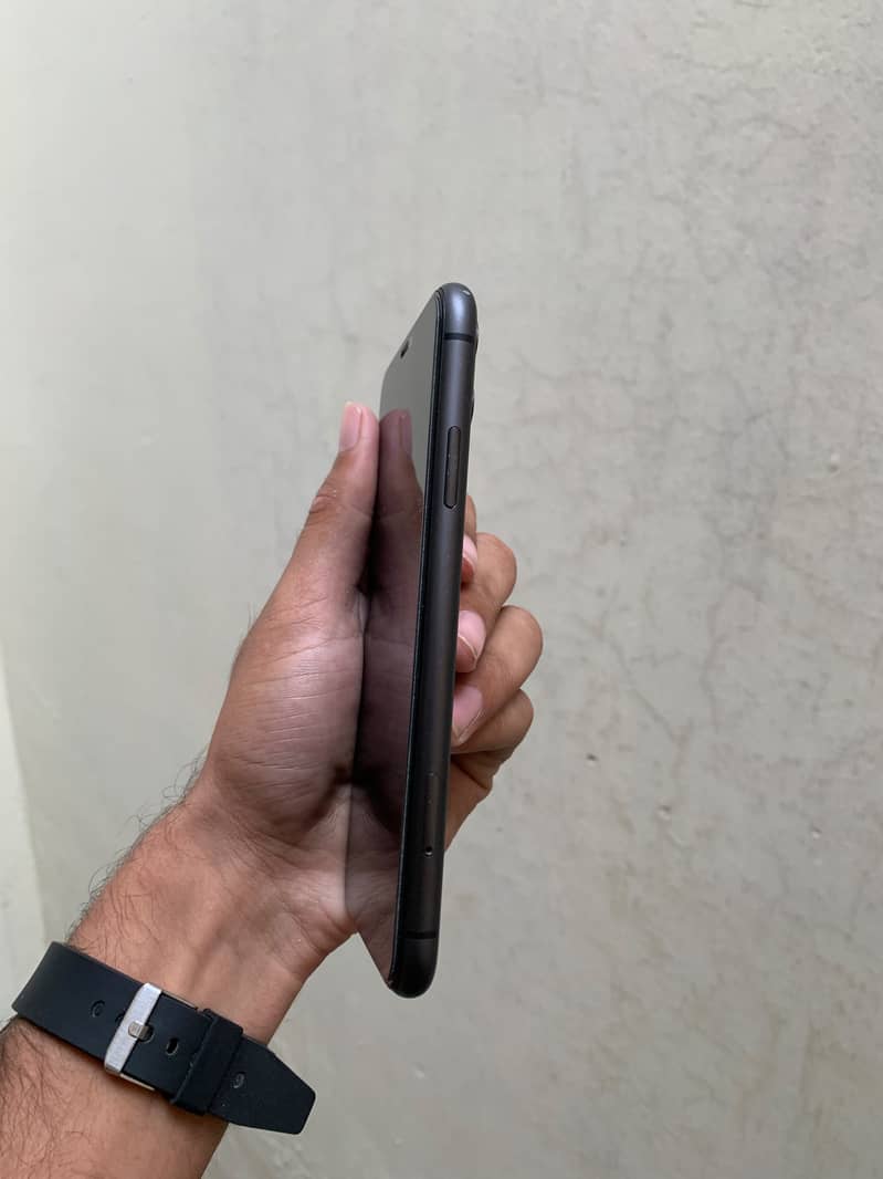 Apple iPhone 11 4