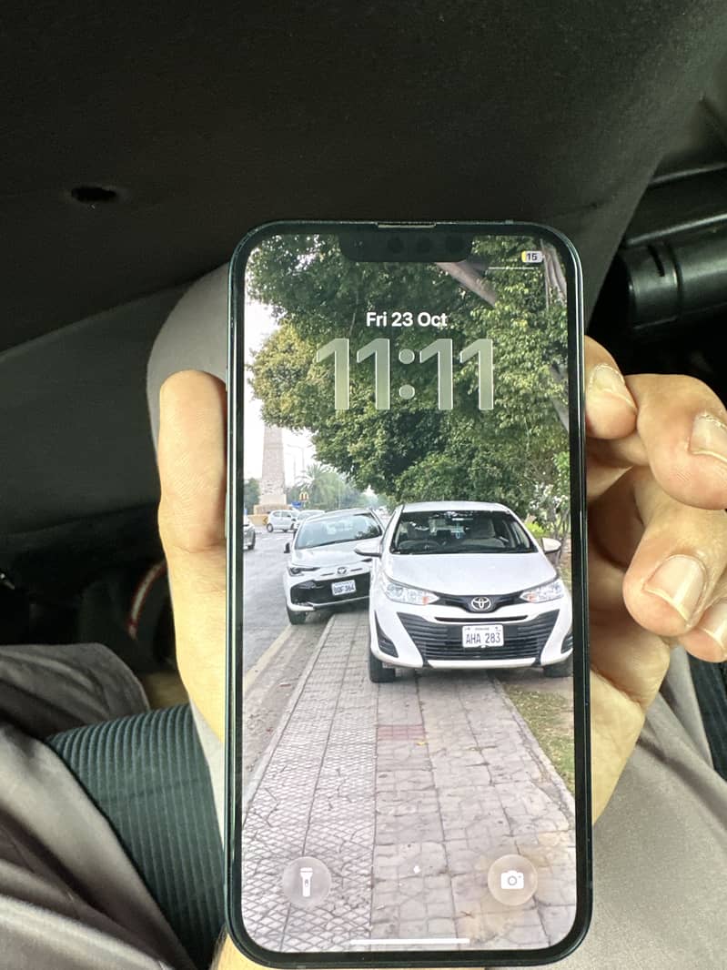 Apple iPhone 13 4