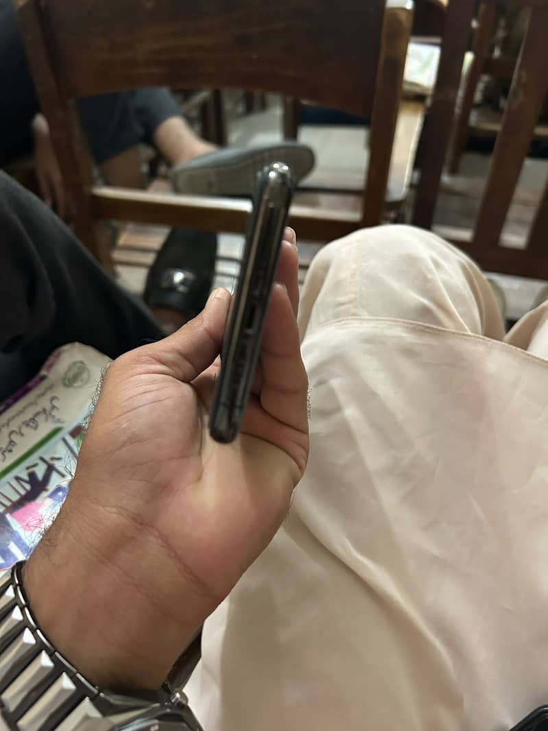 Apple iPhone 11 Pro Max 4