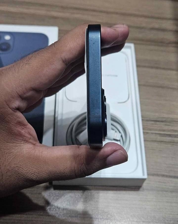 Apple iPhone 13 5