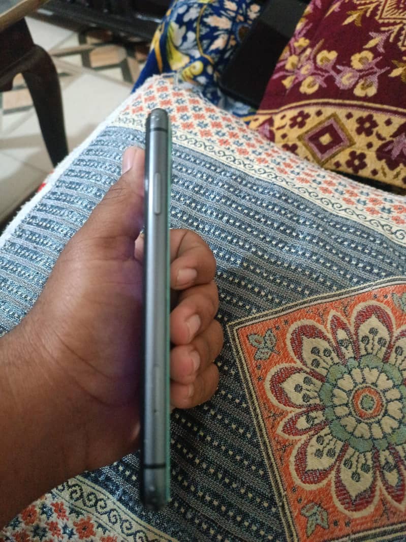 Apple iPhone 11 4