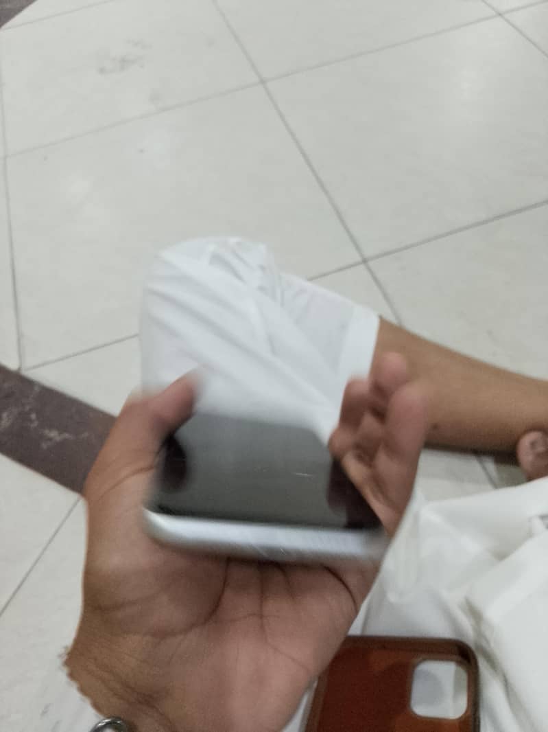 Apple iPhone 11 3